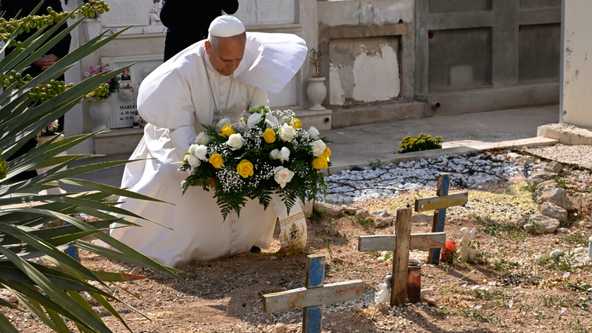 Lo “j’accuse” del Papa da Lampedusa: “Migranti vittime di disinteresse e corruzione, l’UE agisca”