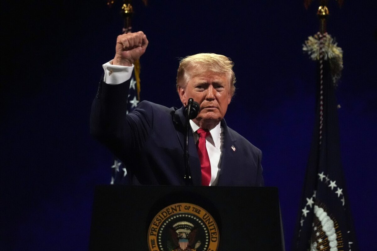 Giorno dell’Indipendenza Usa, Trump ormai è un disco rotto: la ricchezza non basta a fermare il declino