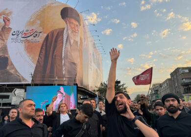 Netanyahu insiste su Gaza e manda un messaggio al mondo. Corteo funebre per Khamenei in Iran, alta tensione