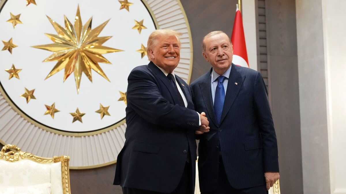 Vertice Nato, Trump atterrato ad Ankara. Ad accoglierlo Erdogan Vertice Nato, Trump atterrato ad Ankara. Ad accoglierlo Erdogan