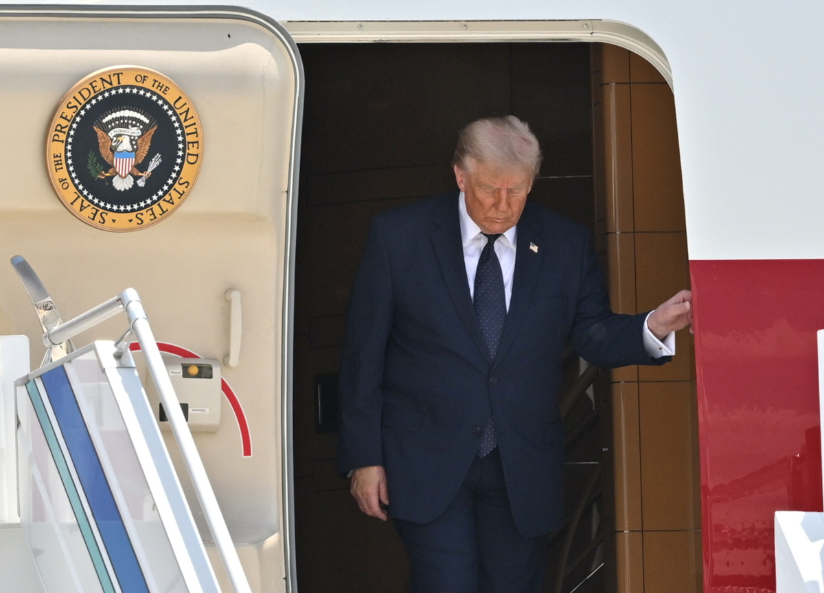 Guerra in Iran, notte di fuoco: attacchi incrociati. Trump cambia aereo per “ragioni di sicurezza”. Live