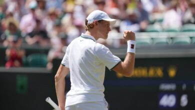 Sinner-Djokovic, Jannik è ingiocabile: triplo 6-4 al serbo, seconda finale di fila a Wimbledon. Tra lui e il titolo c’è Zverev