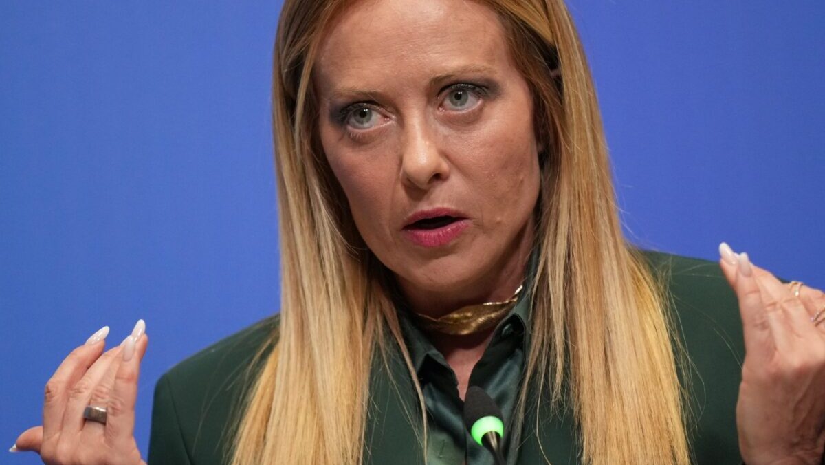 Meloni: “Prendo le distanze dal video di Vannacci. Bologna? La sinistra delegittima le forze dell’ordine” Meloni: “Prendo le distanze dal video di Vannacci. Bologna? La sinistra delegittima le forze dell’ordine”