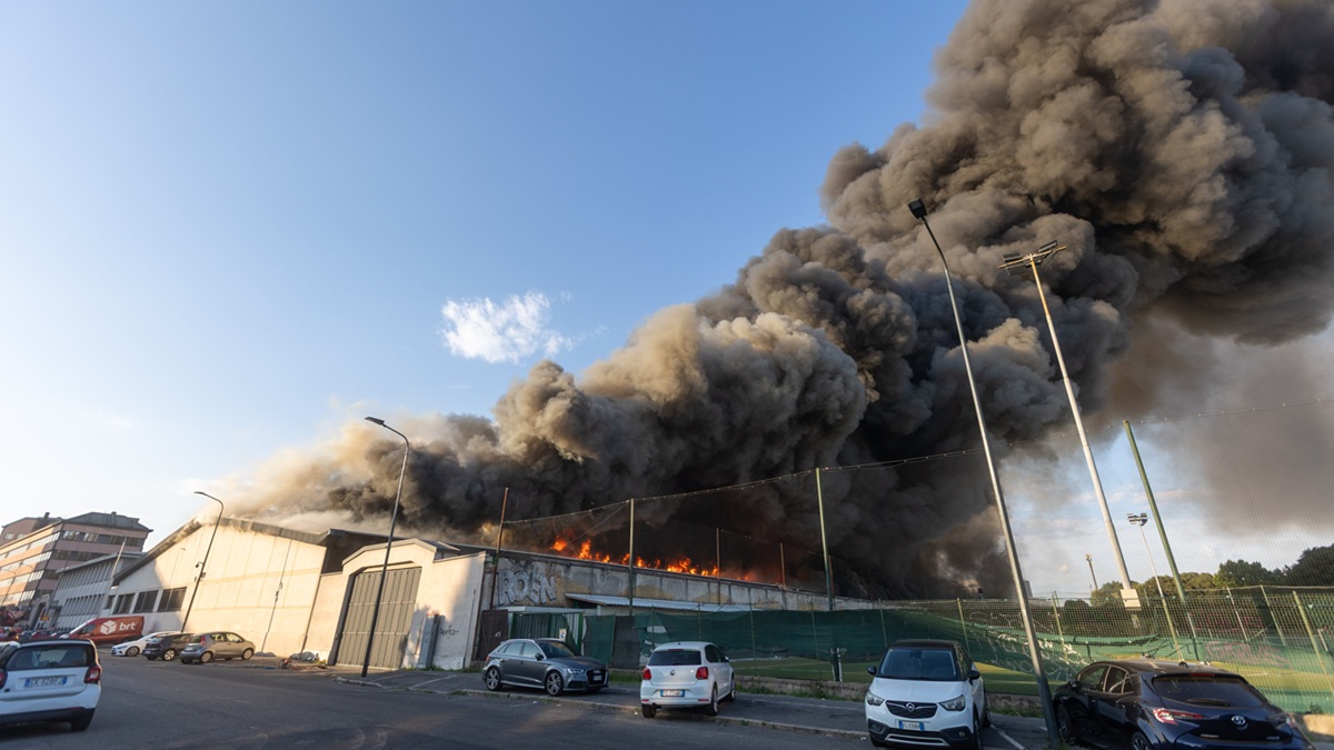 Maxi-incendio nel deposito Brt, l’allerta del Comune di Milano: “Finestre chiuse e niente soste all’aperto”. VIDEO