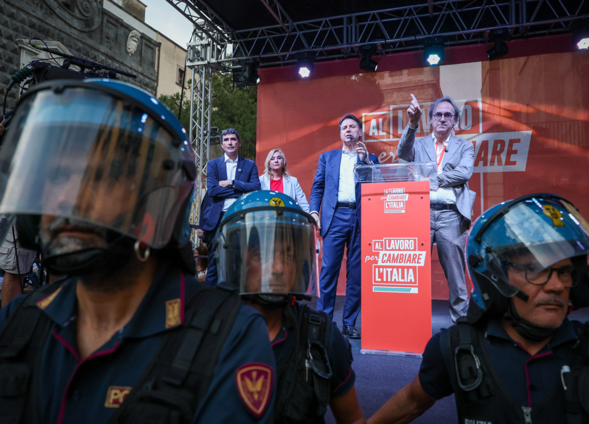 Campo largo contestato a Napoli, comizio interrotto da attivisti di Potere al Popolo: “Vergogna, fuori”