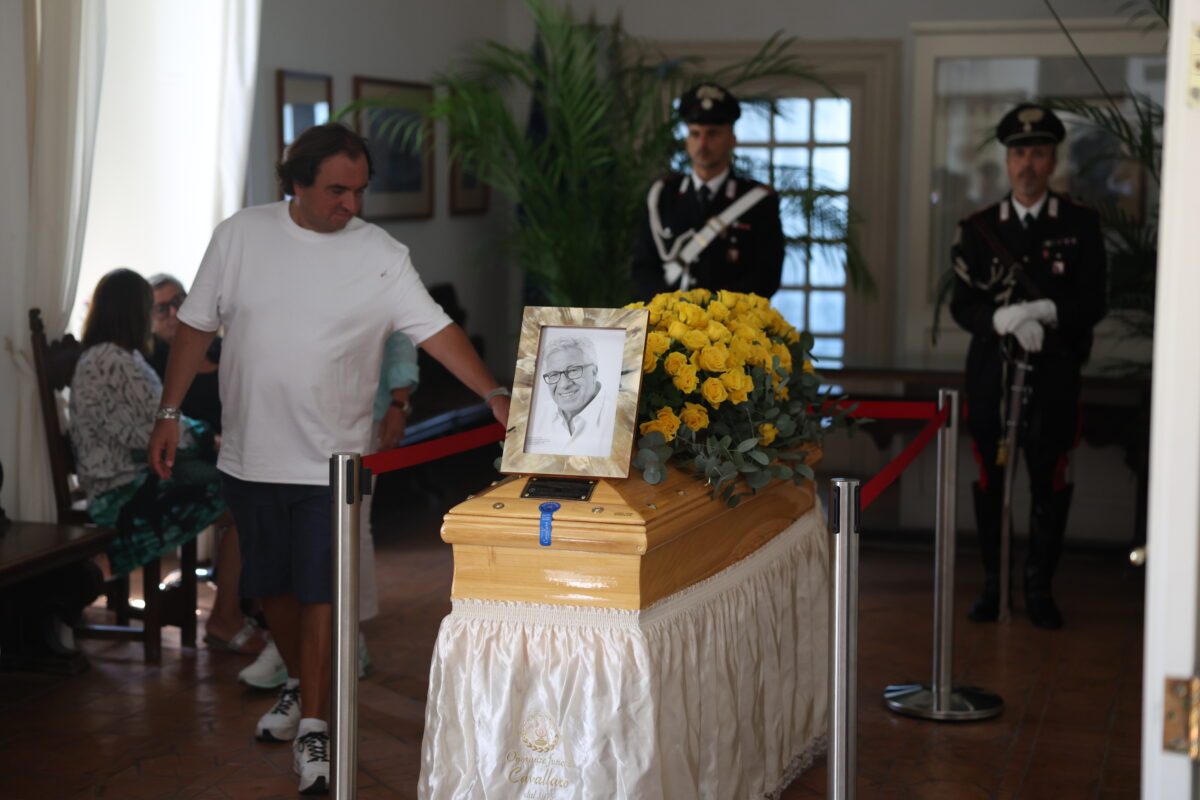 Funerali Peppino di Capri, l’ultimo saluto della sua isola: applausi al feretro in Piazzetta Funerali Peppino di Capri, l’ultimo saluto della sua isola: applausi al feretro in Piazzetta