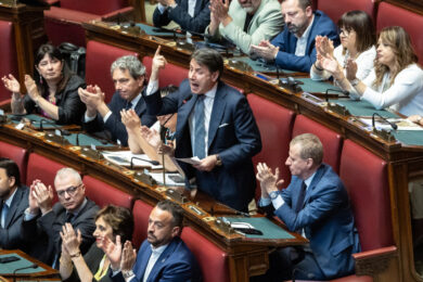 La legge elettorale passa alla Camera con 217 sì. Schlein: “Meloni ha tradito”. Conte: “Il governo non mira alla stabilità”- LIVE