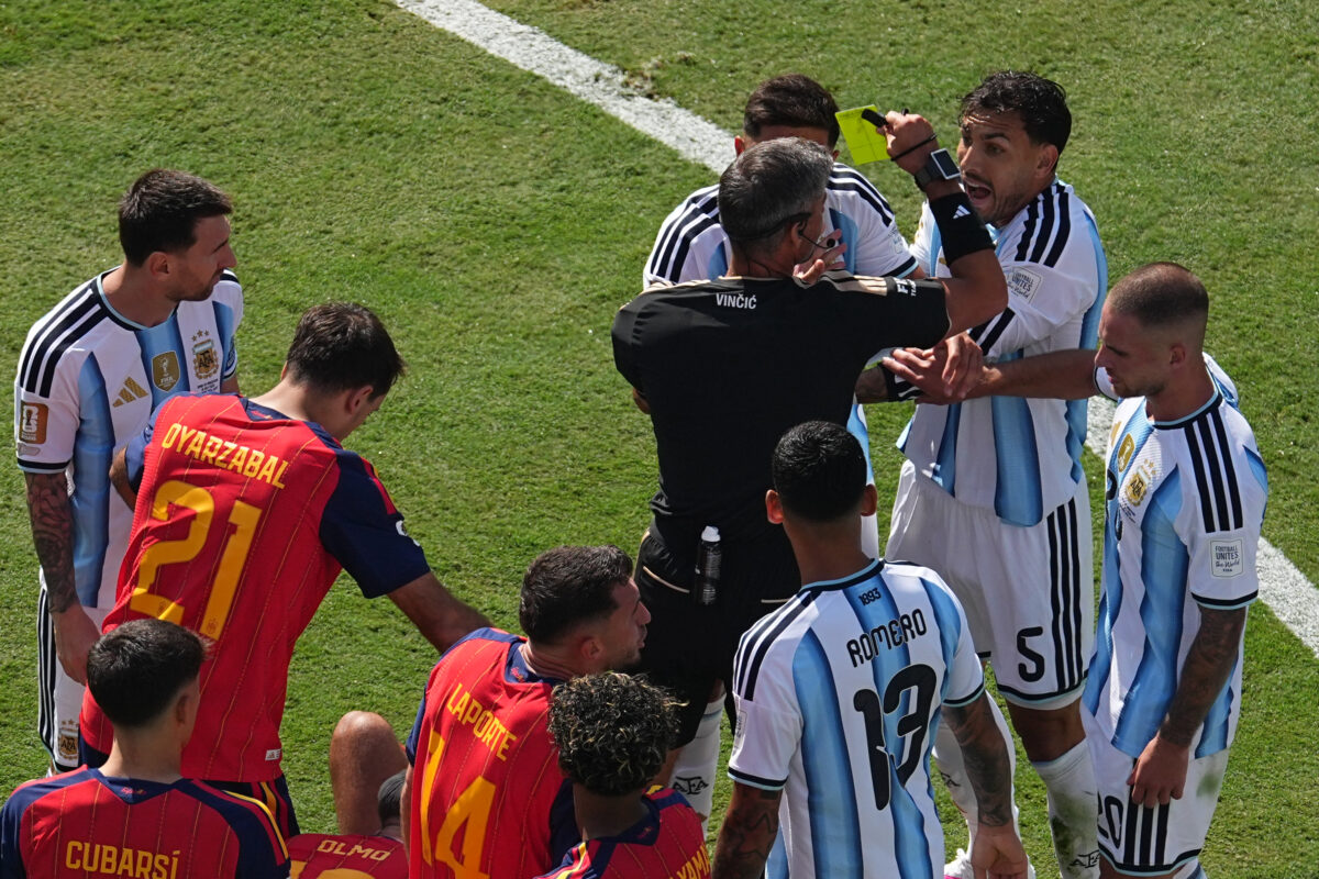 Mondiali 2026, Spagna-Argentina, rissa dopo il fischio finale: Paredes espulso. Che cosa è successo Mondiali 2026, Spagna-Argentina, rissa dopo il fischio finale: Paredes espulso. Che cosa è successo