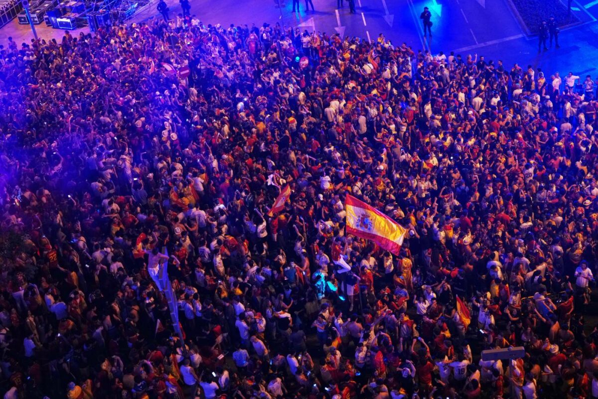 Mondiali 2026, la Spagna vince ma la festa finisce in tragedia: 13enne muore dopo il crollo di una fontana