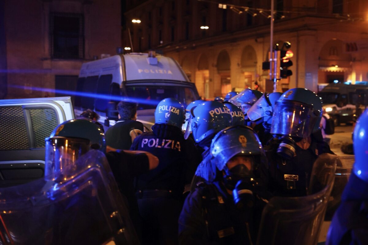 Bologna, bombe carta e auto in fiamme: scoppia il caos dopo la morte di Fakir. Feriti in 11 tra manifestanti e polizia