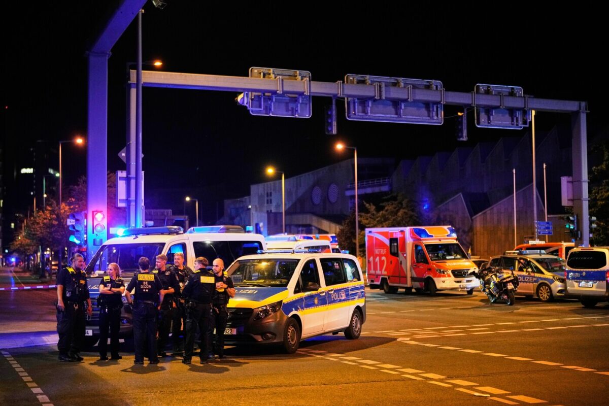 Attacco al Pride di Berlino, ucciso il presunto attentatore in un blitz della polizia: era un sostenitore dell’Isis Attacco al Pride di Berlino, ucciso il presunto attentatore in un blitz della polizia: era un sostenitore dell’Isis