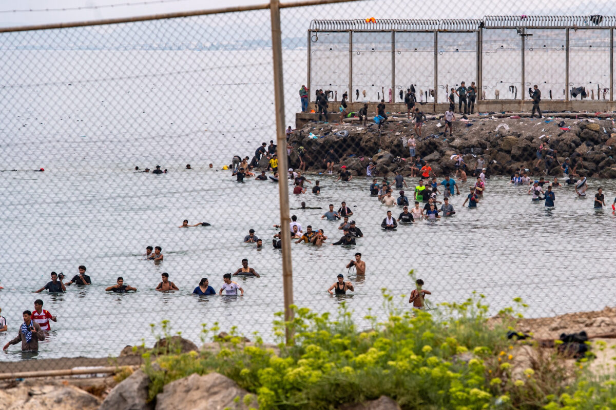 Ceuta, migranti arrivano via mare nell’enclave spagnola. Le immagini drammatiche- VIDEO Ceuta, migranti arrivano via mare nell’enclave spagnola. Le immagini drammatiche- VIDEO