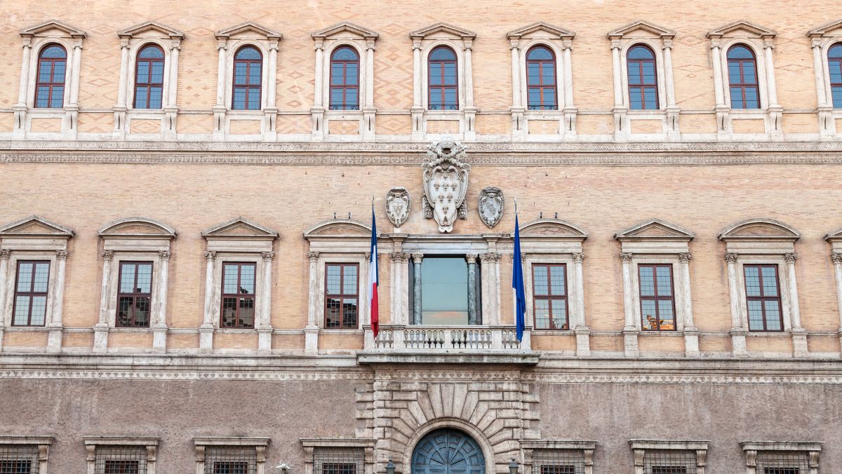 Palazzo Farnese rinasce; finiti i lavori che hanno restituito le facciate e i tetti al loro antico splendore Palazzo Farnese rinasce; finiti i lavori che hanno restituito le facciate e i tetti al loro antico splendore