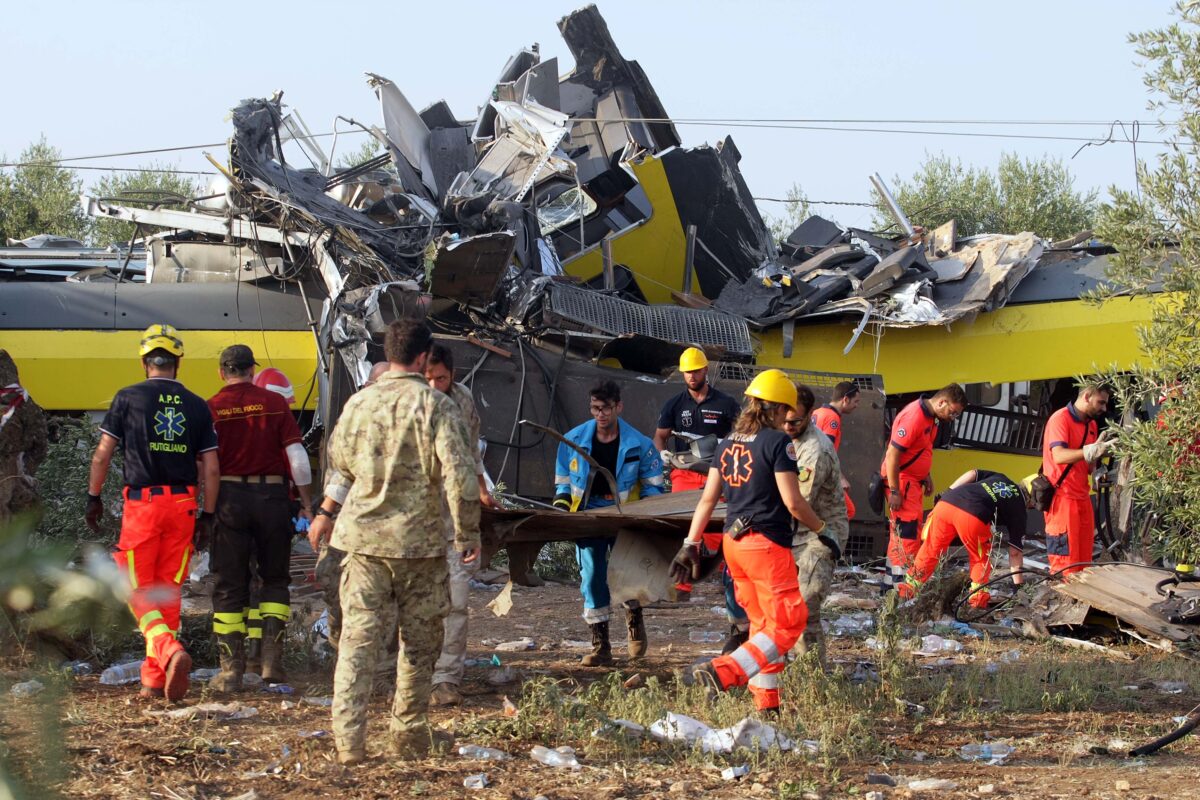 Strage treni Andria-Corato, Mattarella al decennale: 23 rintocchi e l’abbraccio ai familiari delle vittime Strage treni Andria-Corato, Mattarella al decennale: 23 rintocchi e l’abbraccio ai familiari delle vittime