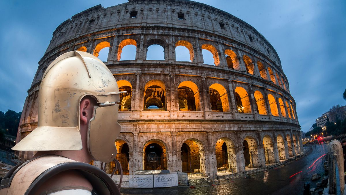 Una notte al Colosseo, tornano le visite guidate serali per scoprire il monumento sotto le stelle Una notte al Colosseo, tornano le visite guidate serali per scoprire il monumento sotto le stelle