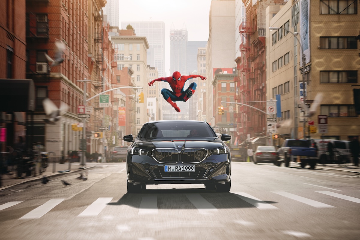 BMW iX3 entra nel nuovo Spider-Man: la sfida Neue Klasse