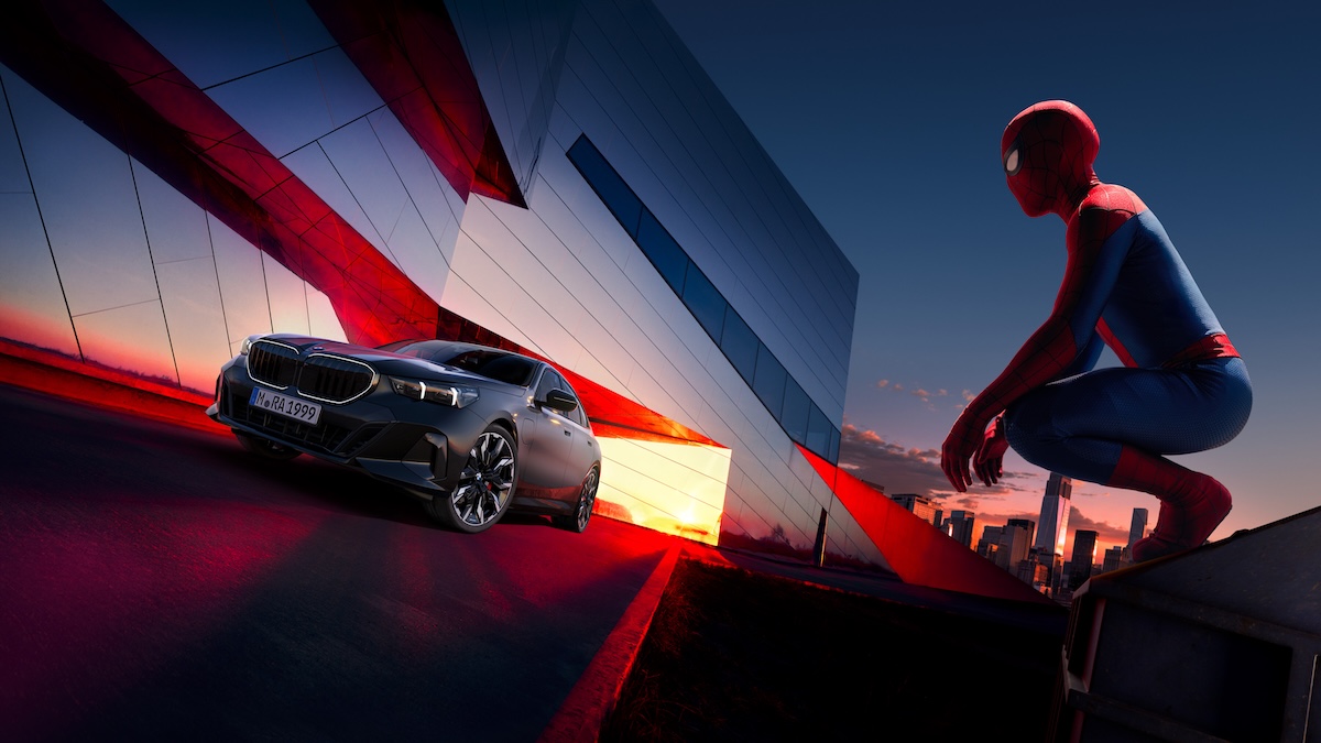 BMW iX3 entra nel nuovo Spider-Man: la sfida Neue Klasse