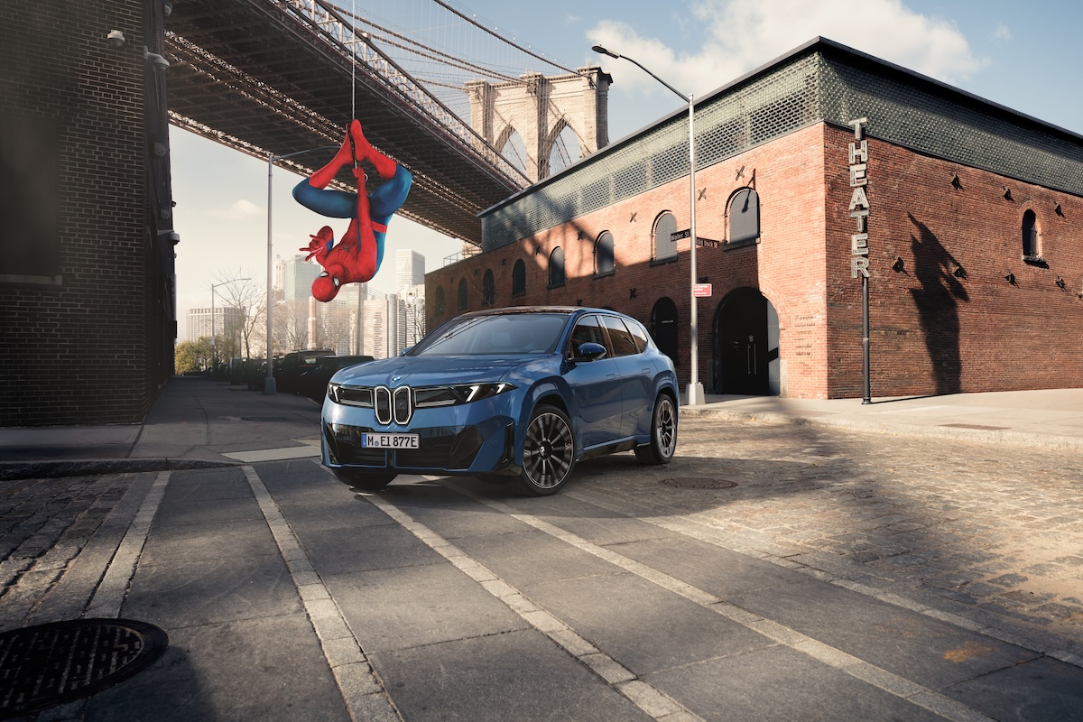 BMW iX3 entra nel nuovo Spider-Man: la sfida Neue Klasse
