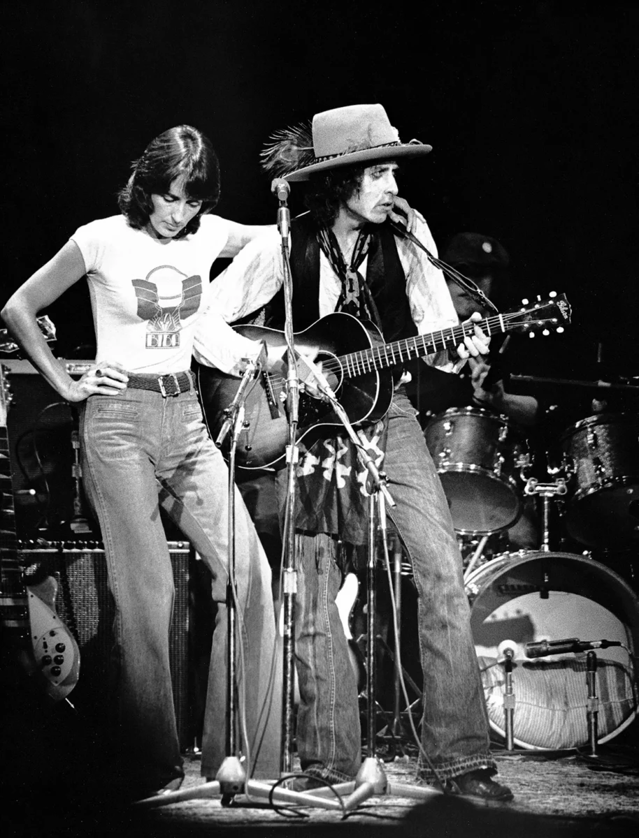 Bob Dylan torna a Roma, ribadendo la sua battaglia contro i cellulari: il rock si ascolta, non si filma