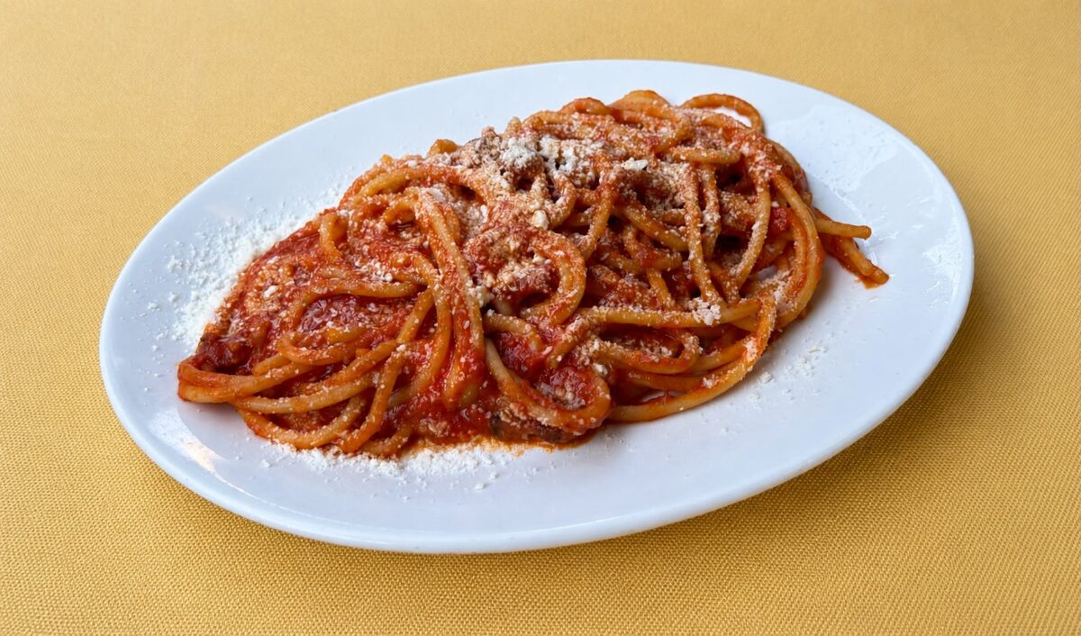 “Fatty” o “low-fat”, cucina romana al bivio. Se ne discute anche in un film su nutrizione e longevity. Ma resta il dubbio: Amatriciana o Vignarola?