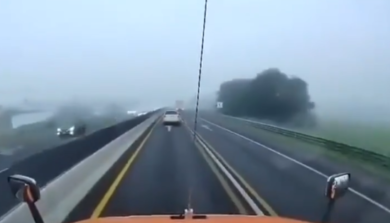 Camionista sfugge a un tentativo di rapina in autostrada: spari e laser contro il parabrezza- VIDEO