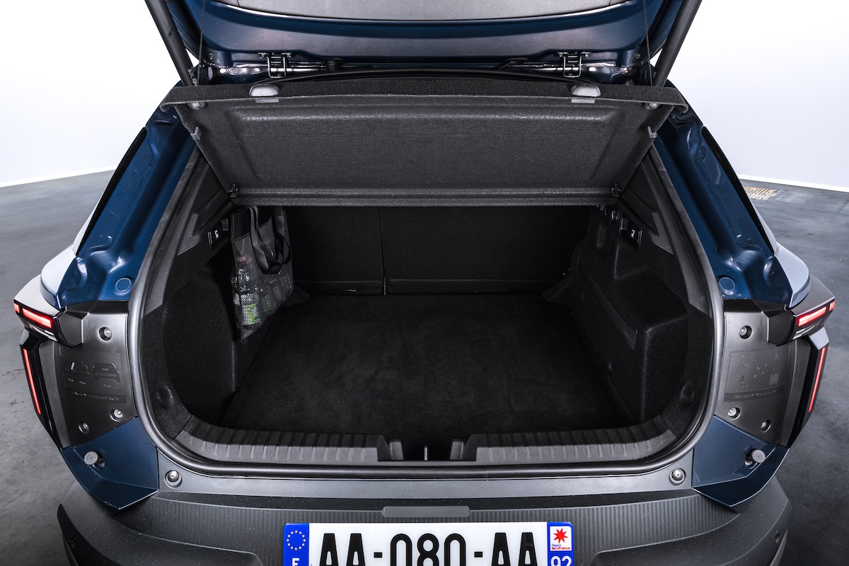 Striker, il crossover Dacia che non vuole essere un SUV Striker, il crossover Dacia che non vuole essere un SUV