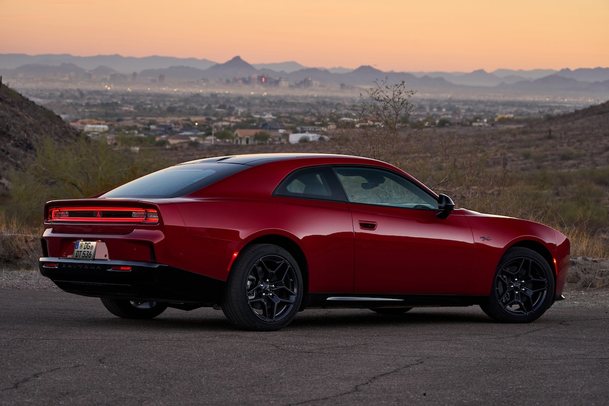 Dodge Charger 2026, benzina ed elettrica per l’Europa