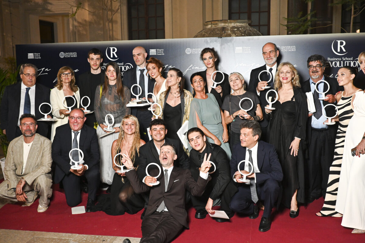 Al Magna Grecia Awards tutti vogliono salutare Affaritaliani Redazione Roma, soprattutto i Vip – VIDEO Al Magna Grecia Awards tutti vogliono salutare Affaritaliani Redazione Roma, soprattutto i Vip – VIDEO