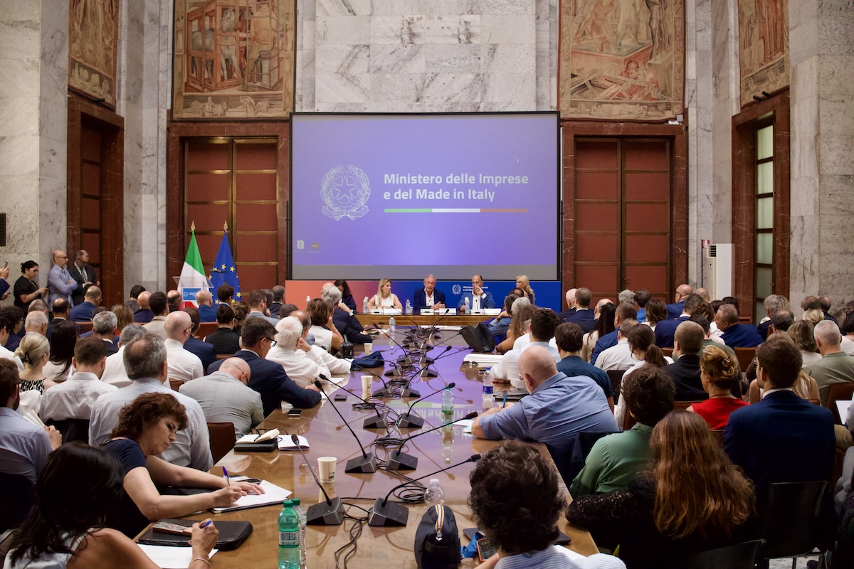 Crisi auto, Urso avverte l’Ue: a rischio tutta la filiera Crisi auto, Urso avverte l’Ue: a rischio tutta la filiera