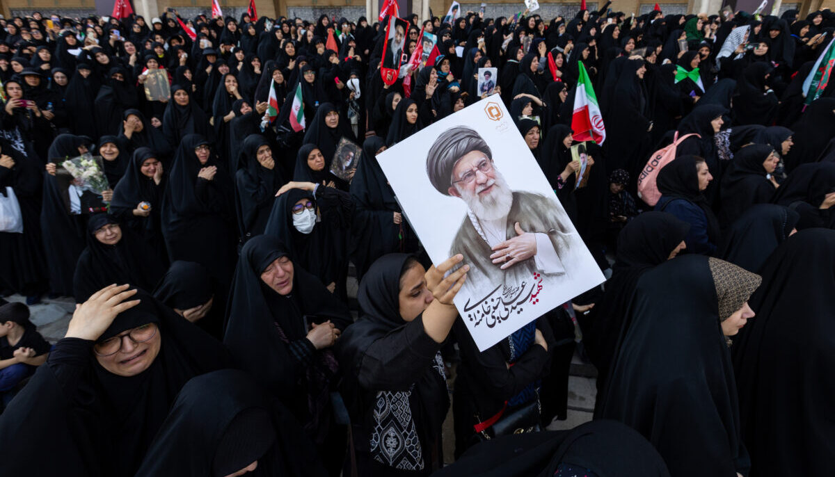 L’Iran piange Ali Khamenei: secondo giorno di esequie tra lacrime e slogan anti America. Attesi a Teheran 20 milioni di fedeli