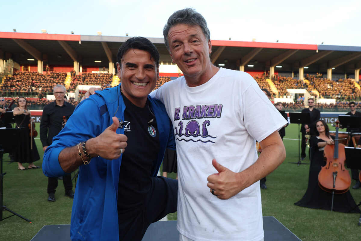 La Partita del Cuore sembra Scapoli vs Ammogliati di Fantozzi: Renzi sfida Vannacci, Al Bano canta (in tristissimo playback) e la Rai resiste fino al novantesimo – PHOTO GALLERY