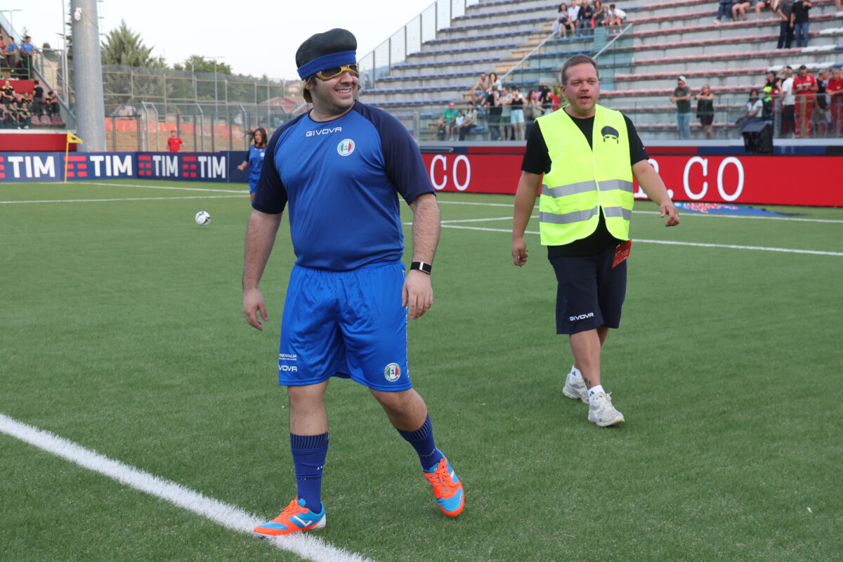 La Partita del Cuore sembra Scapoli vs Ammogliati di Fantozzi: Renzi sfida Vannacci, Al Bano canta (in tristissimo playback) e la Rai resiste fino al novantesimo – PHOTO GALLERY