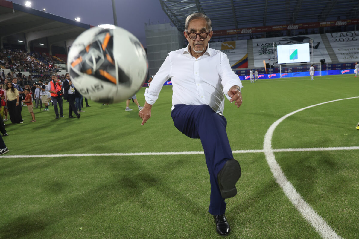 La Partita del Cuore sembra Scapoli vs Ammogliati di Fantozzi: Renzi sfida Vannacci, Al Bano canta (in tristissimo playback) e la Rai resiste fino al novantesimo – PHOTO GALLERY
