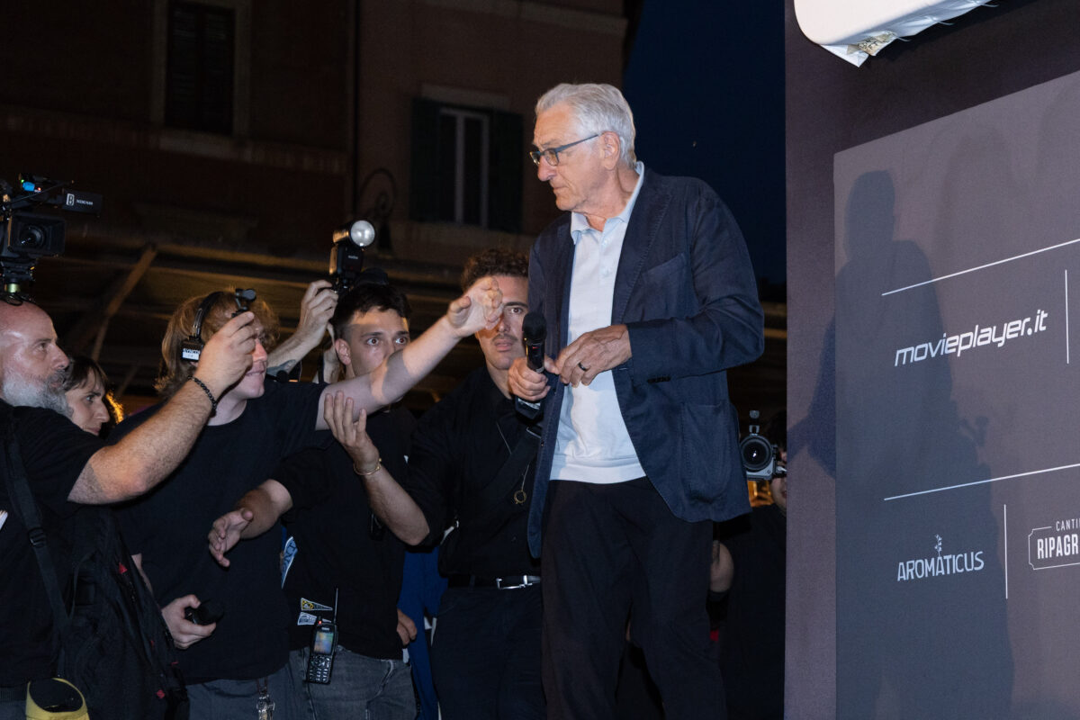 “Novecento”, il cult movie che non invecchia. Robert De Niro lo celebra in piazza a Roma “Novecento”, il cult movie che non invecchia. Robert De Niro lo celebra in piazza a Roma