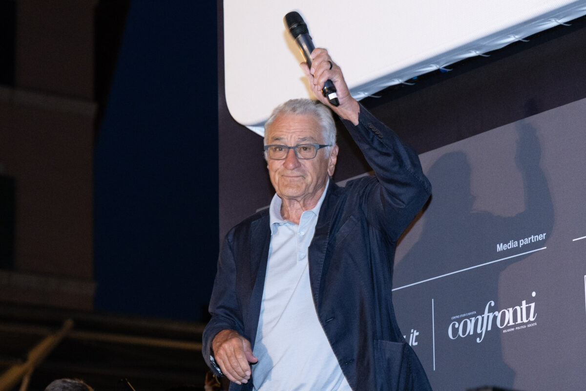 “Novecento”, il cult movie che non invecchia. Robert De Niro lo celebra in piazza a Roma “Novecento”, il cult movie che non invecchia. Robert De Niro lo celebra in piazza a Roma
