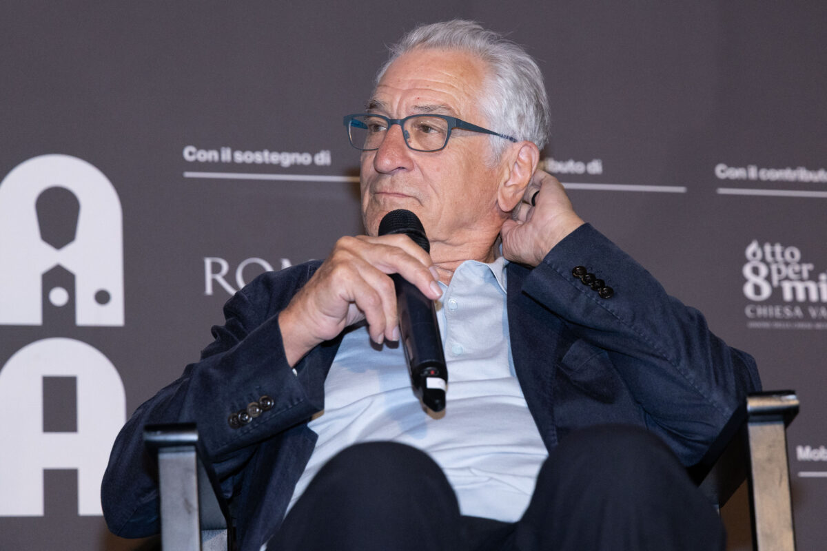 “Novecento”, il cult movie che non invecchia. Robert De Niro lo celebra in piazza a Roma “Novecento”, il cult movie che non invecchia. Robert De Niro lo celebra in piazza a Roma