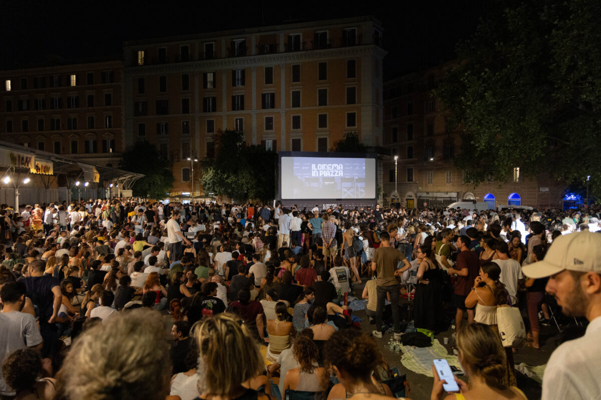 “Novecento”, il cult movie che non invecchia. Robert De Niro lo celebra in piazza a Roma “Novecento”, il cult movie che non invecchia. Robert De Niro lo celebra in piazza a Roma