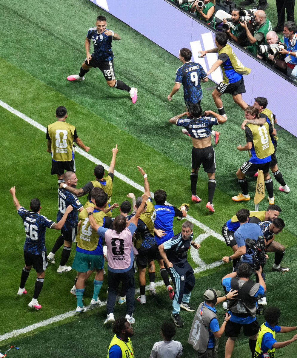 Mondiali 2026, l’Argentina espone lo striscione “Le Malvinas sono argentine” dopo la vittoria sull’Inghilterra – VIDEO