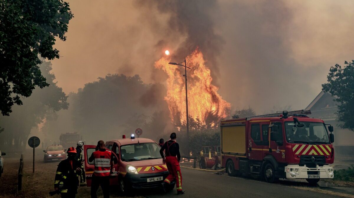 Incendi, Francia e Spagna devastate dalle fiamme: 300mila sfollati e un morto, Macron mobilita l’esercito. L’Ue invia rinforzi Incendi, Francia e Spagna devastate dalle fiamme: 300mila sfollati e un morto, Macron mobilita l’esercito. L’Ue invia rinforzi