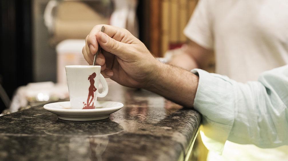 “Due gocce di romanità”. Quartieri, parchi, attività commerciali, l’identità della città si scopre anche con l’olfatto