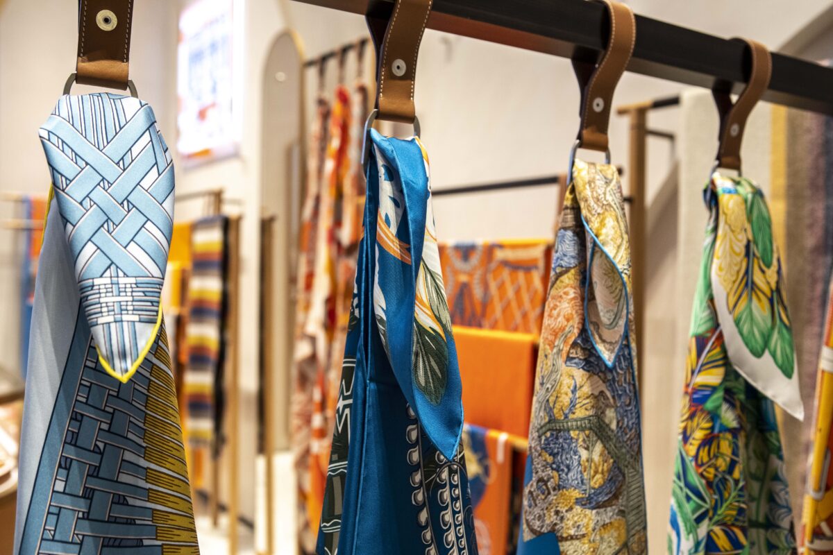 Hermès, che svolta. La maison d’alta moda debutta nell’haute couture (ma perde il 27% in Borsa)