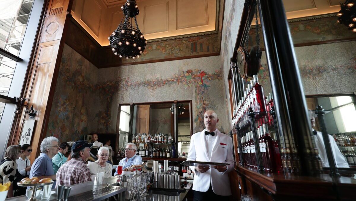 Salari bassi nel turismo? “Maître e barman fino a 35 mila euro, Front Office Manager oltre 40 mila”: le stime di Confindustria Alberghi
