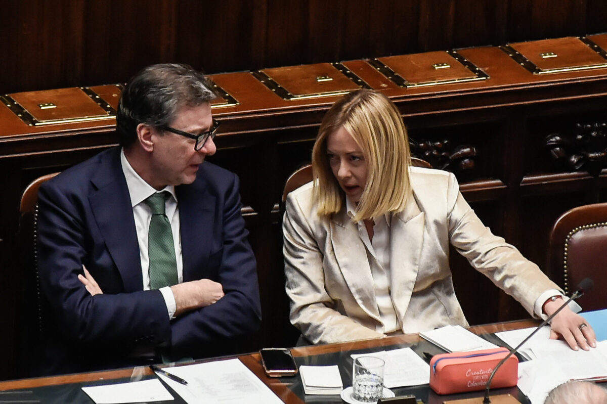 Caro carburanti fuori controllo, il governo accelera sul taglio delle accise: arriva il decreto “salva estate”. Ecco quanto si risparmierà Caro carburanti fuori controllo, il governo accelera sul taglio delle accise: arriva il decreto “salva estate”. Ecco quanto si risparmierà