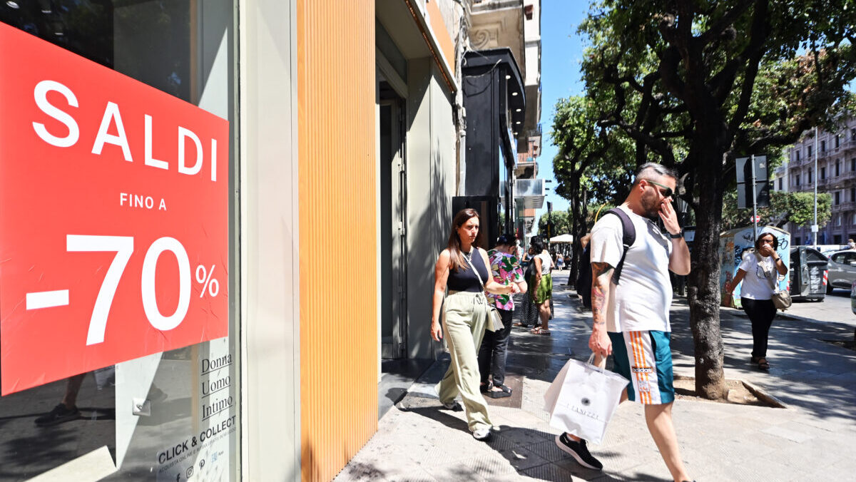 Saldi estivi al via, giro d’affari da 3,2 miliardi: ecco quanto sono disposte a spendere le famiglie Saldi estivi al via, giro d’affari da 3,2 miliardi: ecco quanto sono disposte a spendere le famiglie