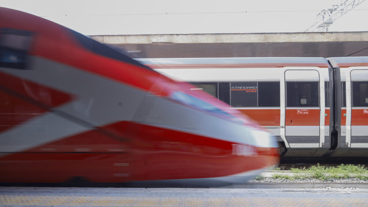 Estate in Calabria, potenziati i collegamenti ferroviari verso le località balneari: ecco le nuove corse