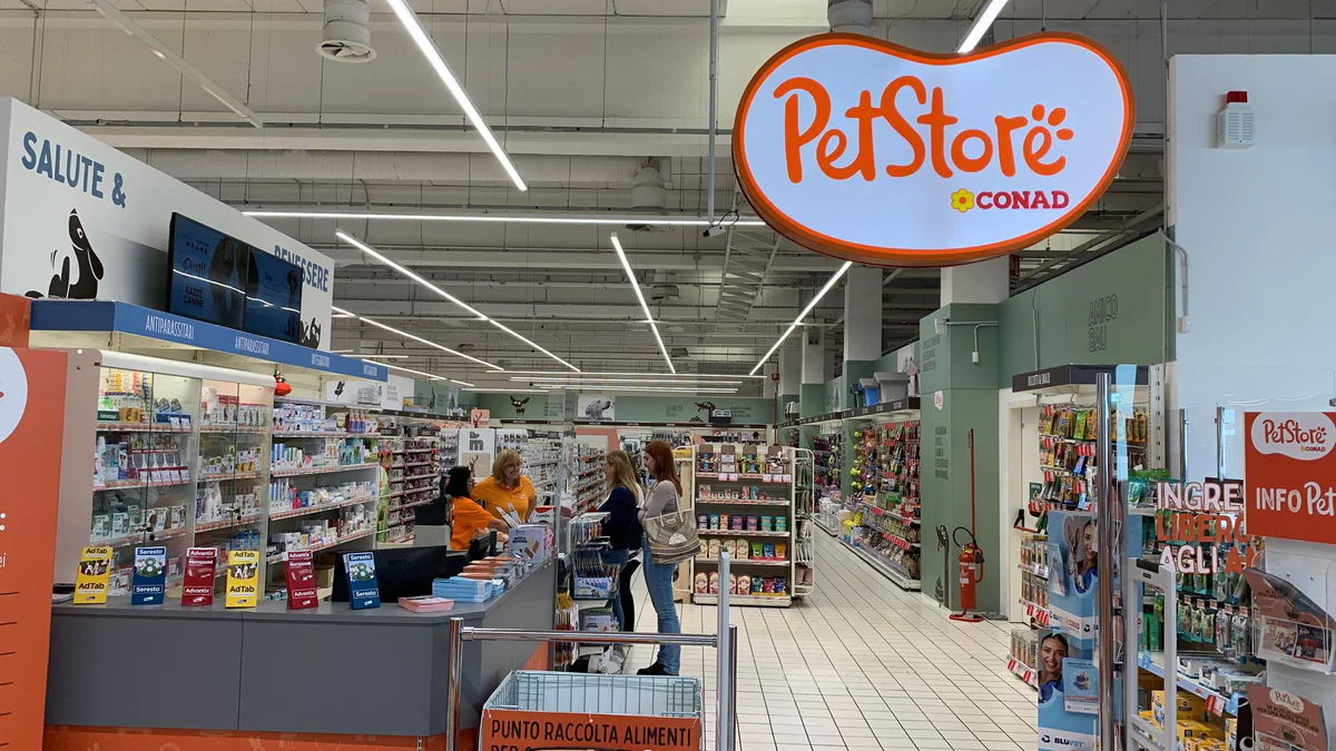 Conad, un altro anno da leader: ricavi a 21,7 miliardi, quota di mercato al 14,86%. In arrivo i negozi “Benessity” Conad, un altro anno da leader: ricavi a 21,7 miliardi, quota di mercato al 14,86%. In arrivo i negozi “Benessity”
