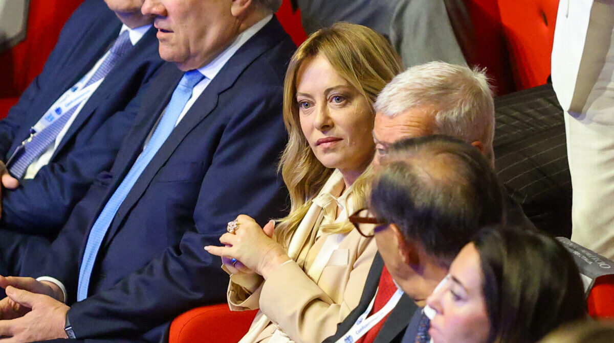 Sondaggi, gli italiani promuovono Meloni al 54,3%. Ma il campo largo sorpassa (di poco) il centrodestra