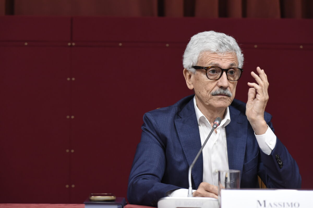 D’Alema, il conto in banca non torna: giro d’affari giù di 4 volte, di buono resta solo il vino