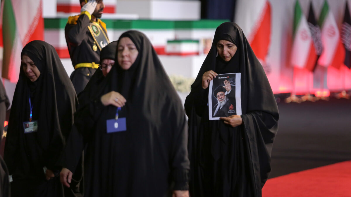 Funerali di Ali Khamenei al grido di “morte all’America”: Teheran blindata, sei giorni tra folla, potere e vendetta
