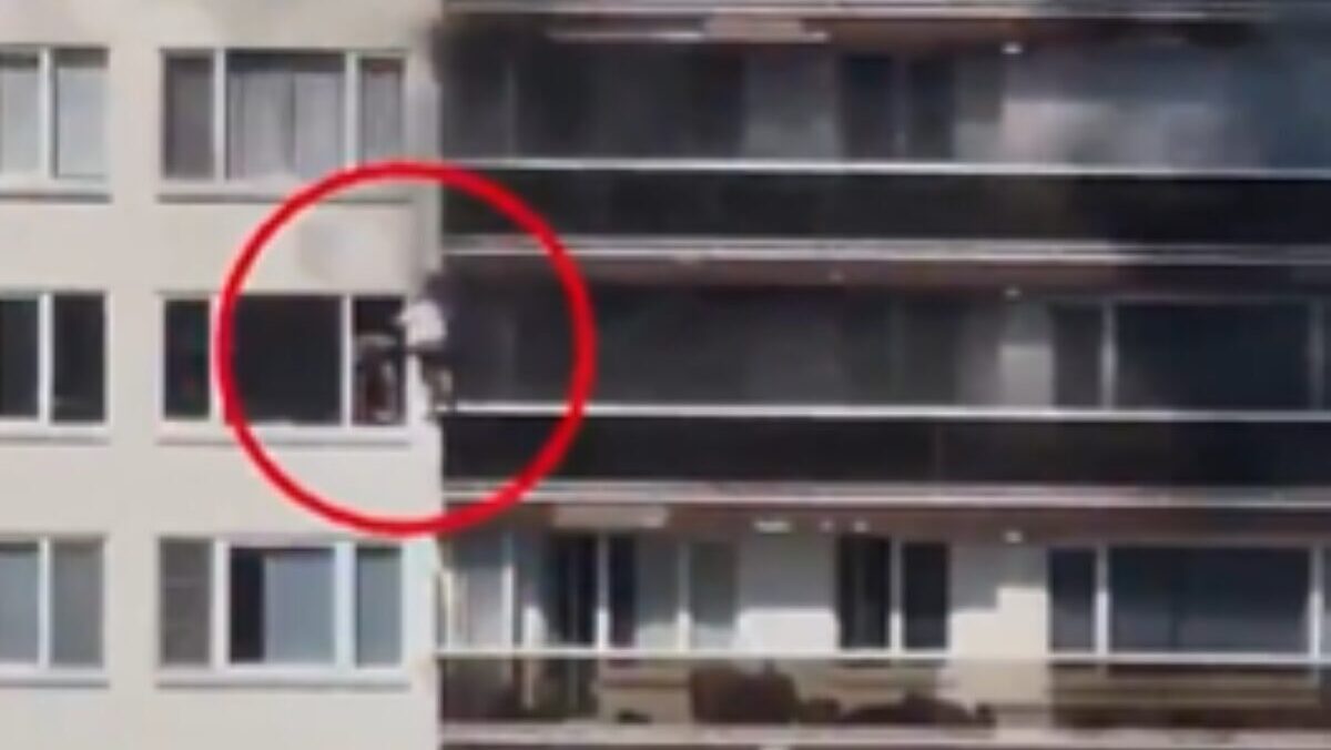 Incendio ad Anversa, un uomo si salva dalle fiamme fuggendo dal balcone. Il video che toglie il fiato